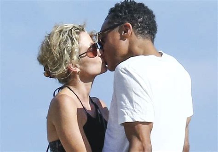 
Amy Robach Is ‘Trying to Keep a Straight Face’ on Reactivated Instagram as T.J. Holmes Kissing Pics Surface 