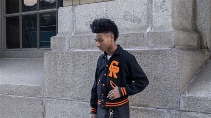 
Ashton Hutchinson Height, Weight, Net Worth, Age, Birthday, Wikipedia, Who, Nationality, Biography 