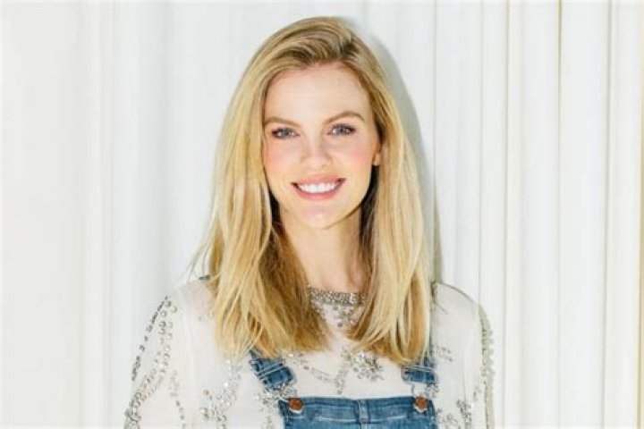 Brooklyn Decker Height, Weight, Net Worth, Age, Birthday, Wikipedia, Who, Instagram, Biography