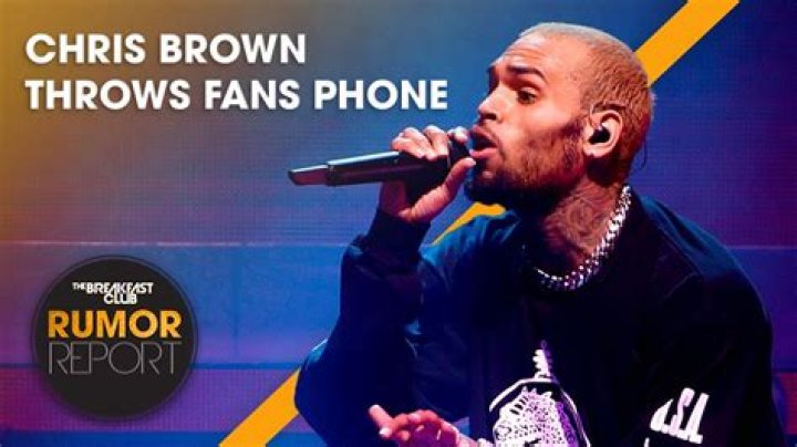 
Chris Brown Throws Fan’s Phone into Crowd During Berlin Concert, Watch Video 