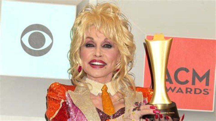
Dolly Parton Awarded $100M Prize by Jeff Bezos ‘To Do Good Things’ 
