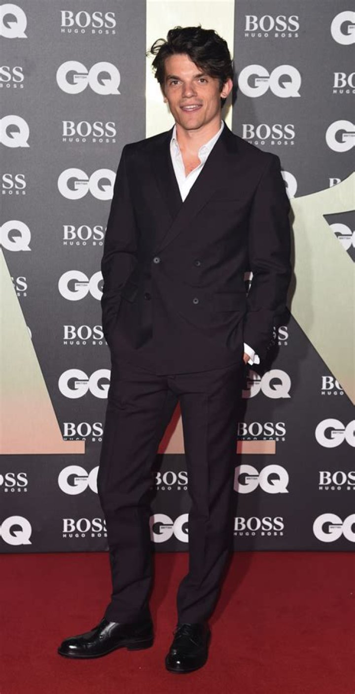 
Edward Bluemel Height, Weight, Net Worth, Age, Birthday, Wikipedia, Who, Nationality, Biography 