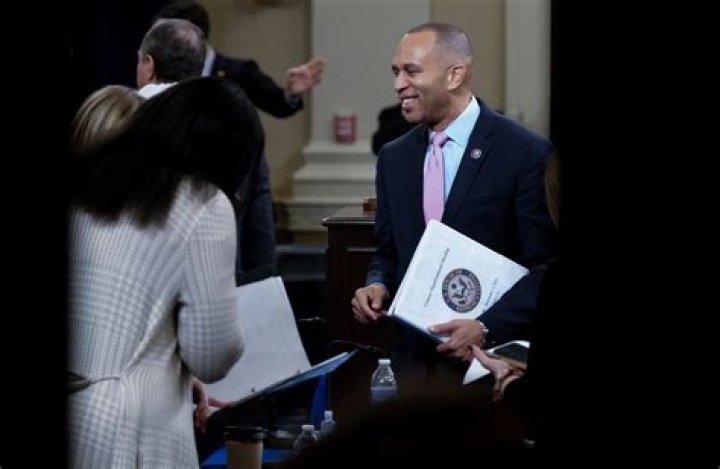 
Hakeem Jeffries Chosen as Nancy Pelosi’s Successor, Becoming First Black Party Leader in U.S. History 