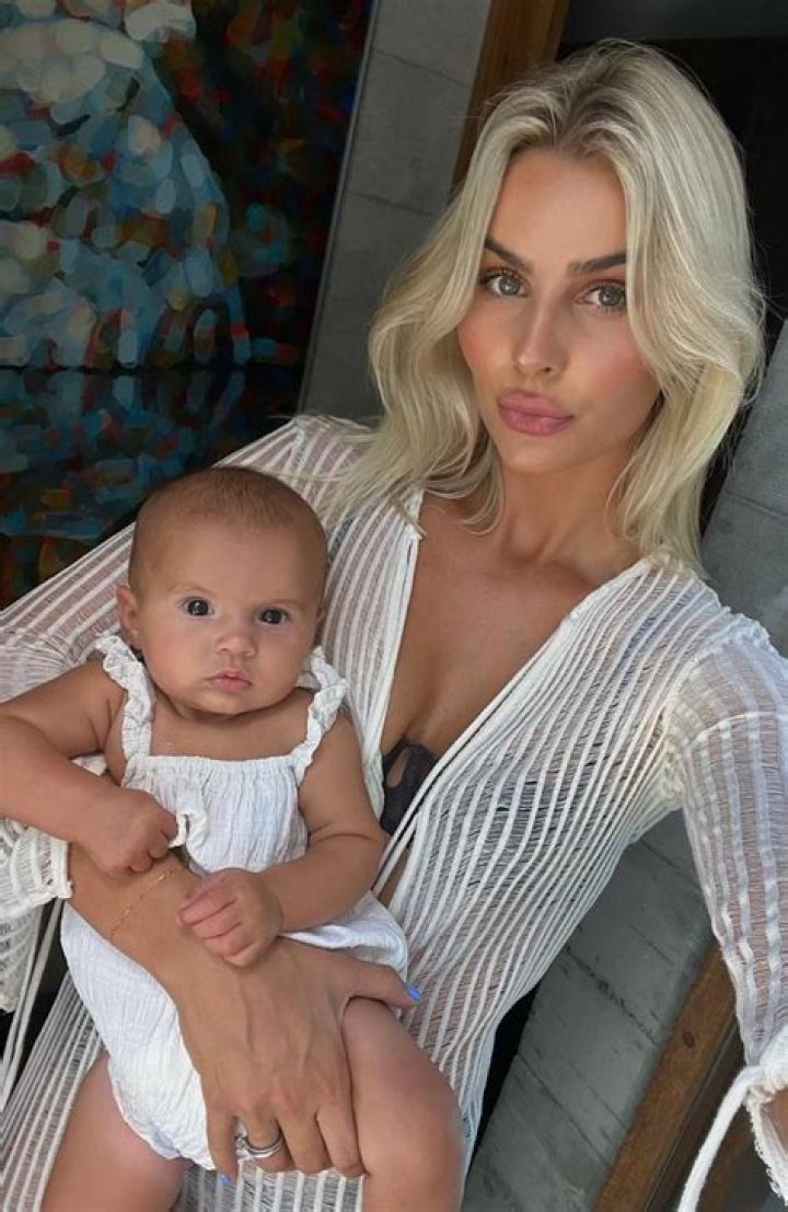 Indy Clinton Height, Weight, Net Worth, Age, Birthday, Wikipedia, Who, Nationality, Biography