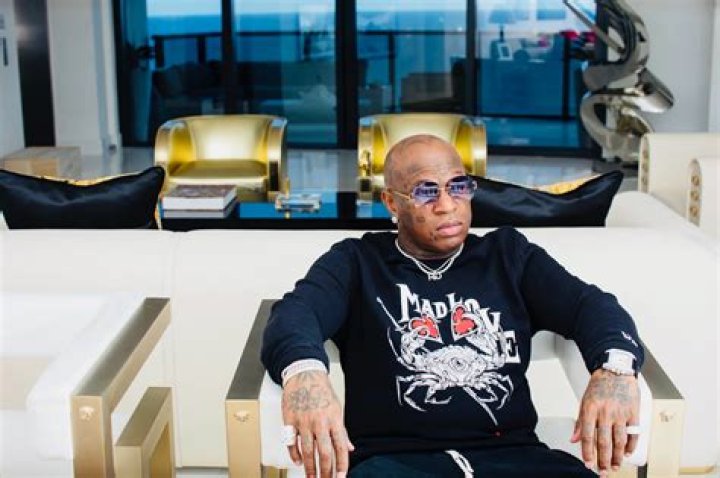 Is Clairo Gay or Bi? Is Clairo Too Young to Explore Her Sexuality?