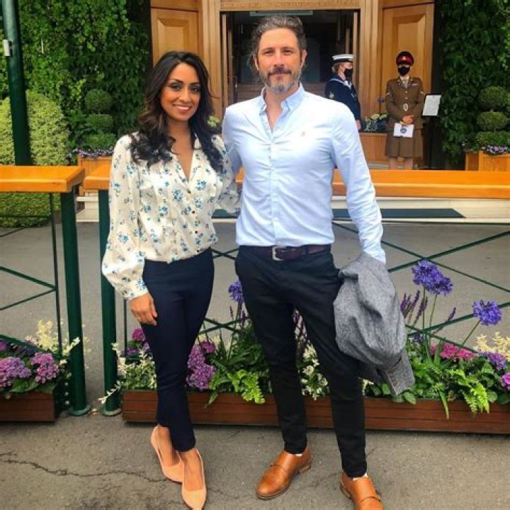 
Isa Guha Husband Richard Thomas Wedding Photos and Family Life 
