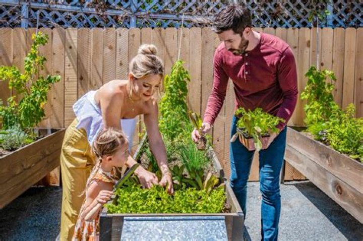 
Kate Hudson Talks Co-Parenting Her 3 Kids with 3 Different Dads: ‘Seriously Strong Unit’ 