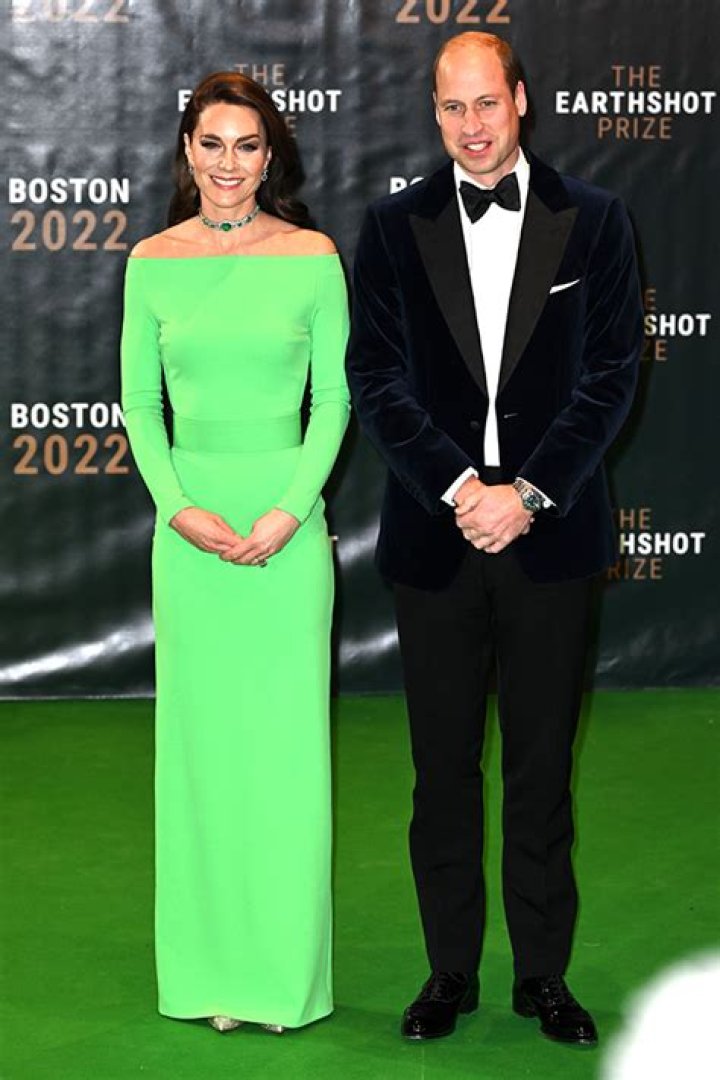 
Kate Middleton Wears Princess Diana’s Emerald Choker (Once Worn as a Headband!) to Earthshot Awards 