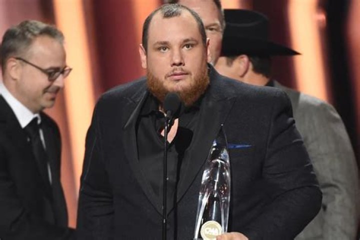 
Luke Combs Wins the 2022 CMAs Entertainer of the Year for the Second Time: ‘A Dream Come True’ 