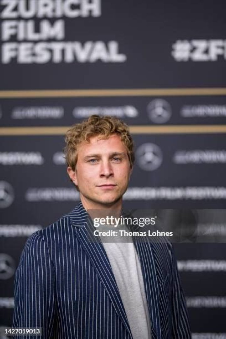 Max Hubacher Height, Weight, Net Worth, Age, Birthday, Wikipedia, Who, Instagram, Biography