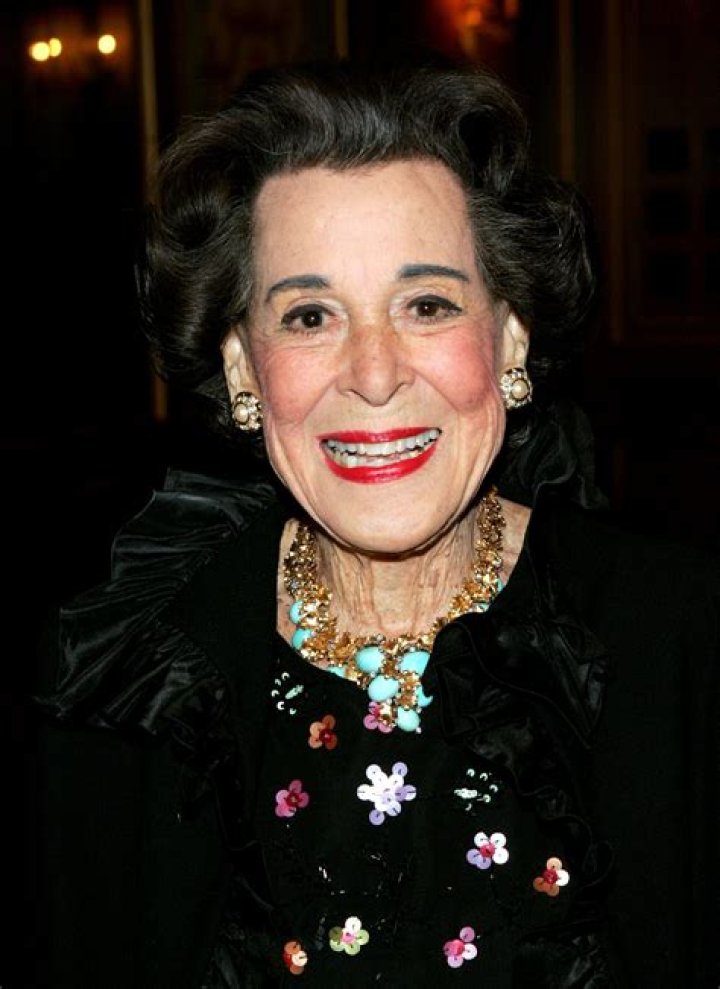 Mena Carlisle Height, Weight, Net Worth, Age, Birthday, Wikipedia, Who, Nationality, Biography