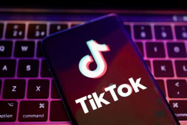 
“Not like people lie about their age on the internet”: TikTok 60-minute screentime limit leaves users skeptical 