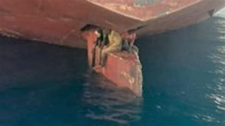 
Photo Shows Stowaways Sitting Just Above Water on Ship’s Rudder After Perilous 11-Day Journey at Sea 