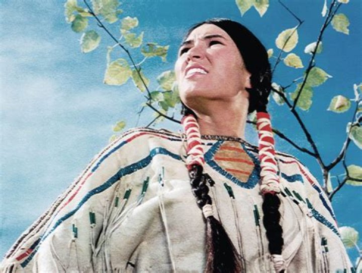 
Sacheen Littlefeather, Native American Activist Who Gave Marlon Brando’s 1973 Oscars Speech, Dead at 75 