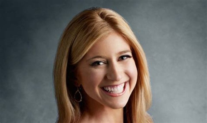 
Sara Eisen’s (CNBC) Age, Salary, Spouse. Is She Pregnant? 