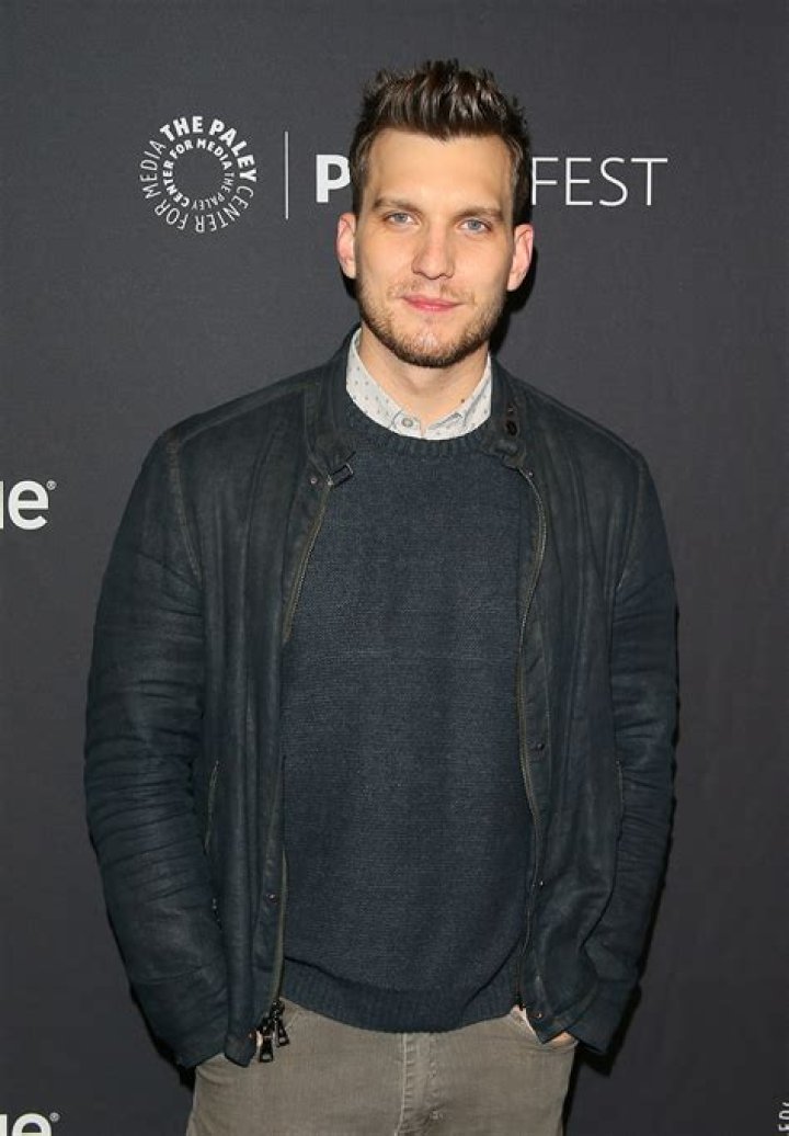 Scott Michael Foster Height, Weight, Net Worth, Age, Birthday, Wikipedia, Who, Nationality, Biography