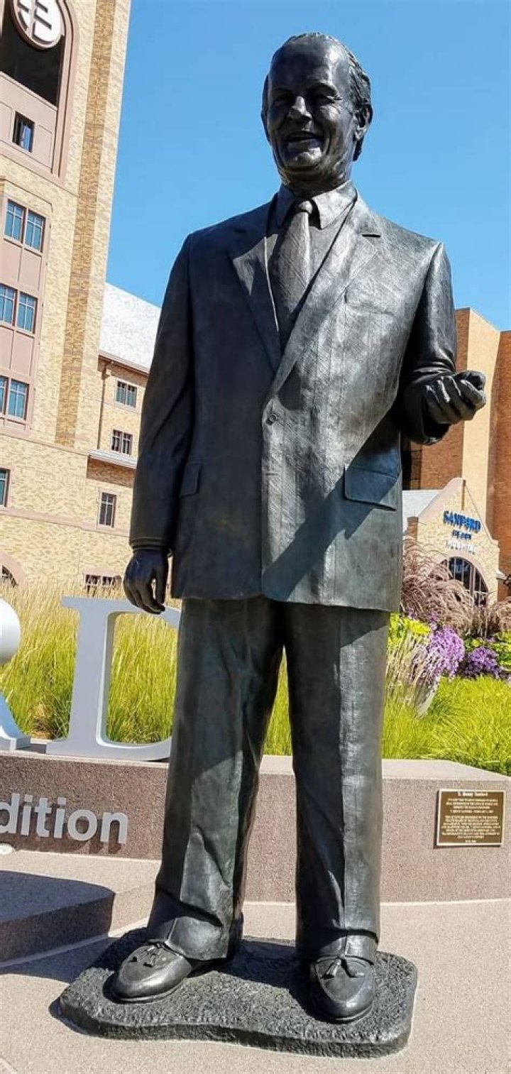 T. Denny Sanford Height, Weight, Net Worth, Age, Birthday, Wikipedia, Who, Nationality, Biography