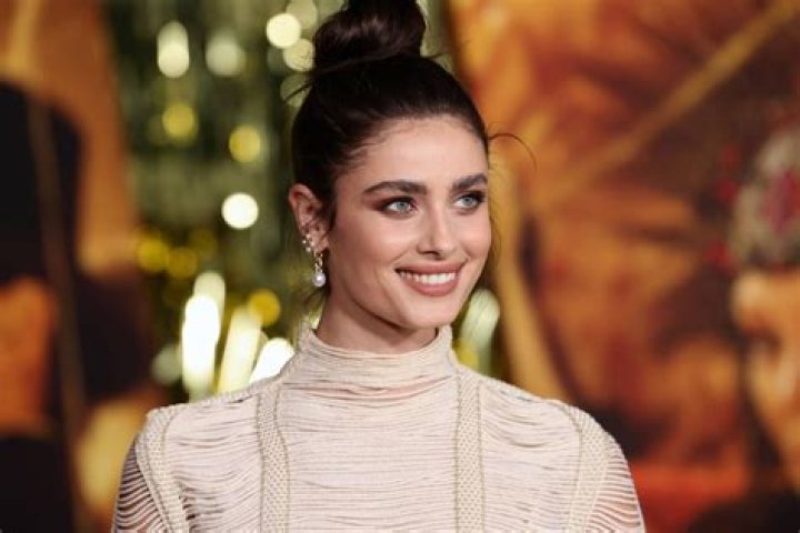 
Taylor Marie Hill Height, Weight, Net Worth, Age, Birthday, Wikipedia, Who, Instagram, Biography 