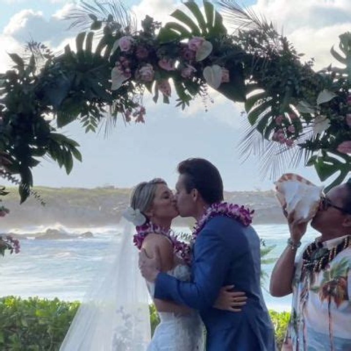 
“The Bachelor” Star Lesley Murphy Got Married To Her Fiancé Alex Kavanagh 