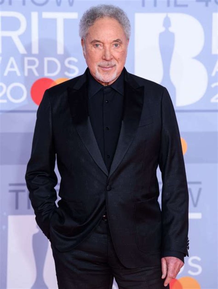 
Tom Jones Reveals His Second Hip Replacement: ‘Papa Has Two New Hips Now!’ 