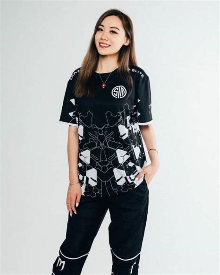 
TSM Fanfan Height, Weight, Net Worth, Age, Birthday, Wikipedia, Who, Nationality, Biography 