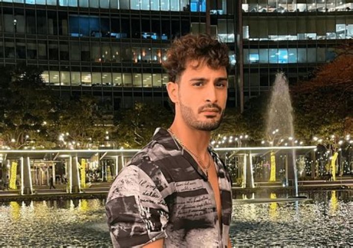 
Umar Riaz Height, Weight, Net Worth, Age, Birthday, Wikipedia, Who, Nationality, Biography 