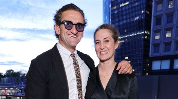
What does Casey Neistat do for a living? His Bio: Net Worth, Tattoos, Wife Candice Pool, Kids, Family 