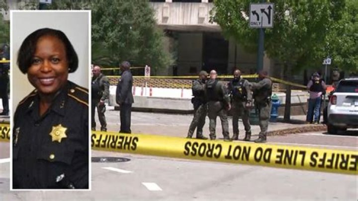 
Who is Deronke Rashad Barron? St. Pete suspect in downtown shooting that left 7 injured turns himself in 