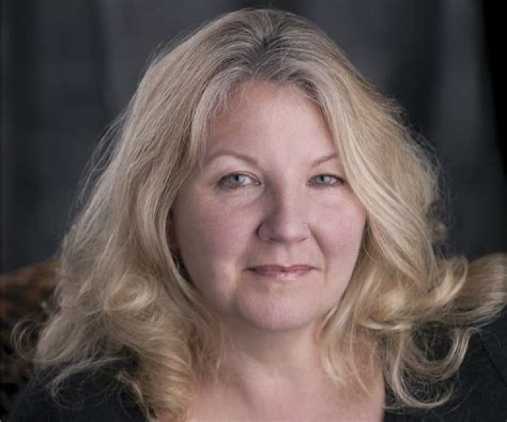 
Who really is Rachel Maddow’s partner, Susan Mikula? Her Wiki: Net Worth, Age, Art & Photos 