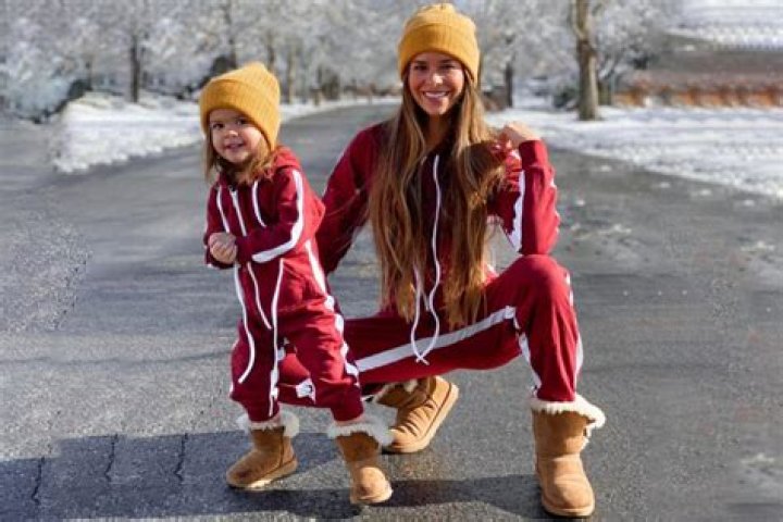 
Yung Gravy, 26, and Sheri Nicole, 42, kiss on the red carpet at the 2022 MTV VMAs 