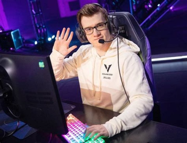 
Zellsis Age – Why Was Twitch Streamer Suspended And Banned In 2021? 