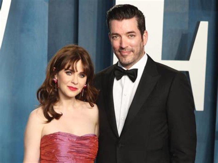 
Zooey Deschanel Is ‘So Excited’ to Host the Holidays with Jonathan Scott: ‘I Love Cooking’ 
